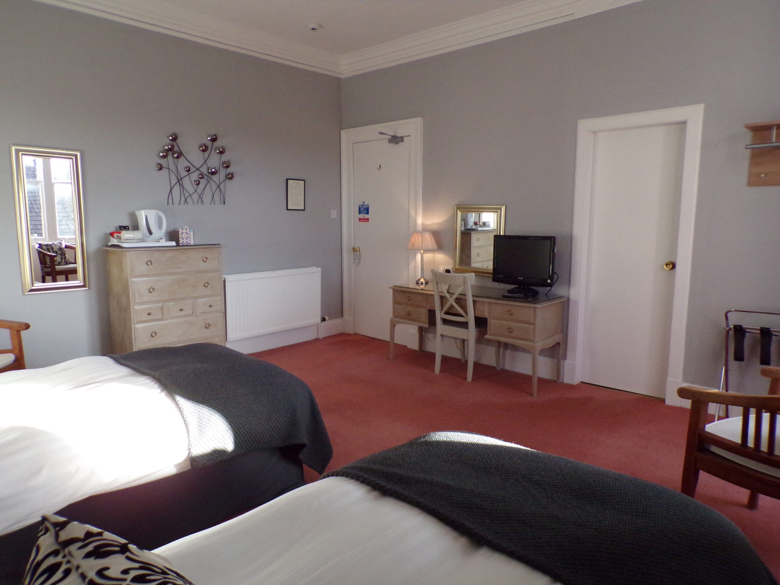 Twin room with work desk