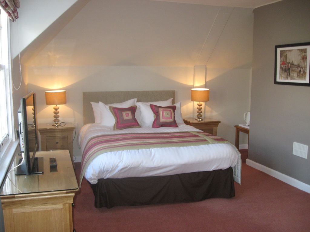 Large Double En-suite view 4 at The Shaftesbury Hotel Dundee